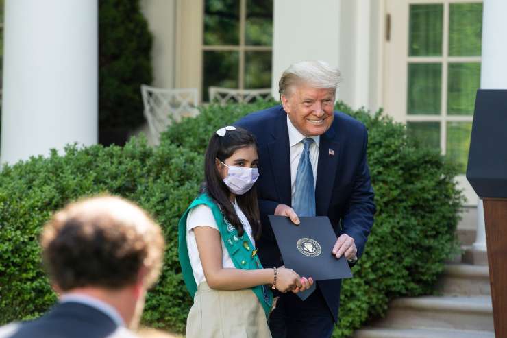 Trump: Podpiram nošenje zaščitnih mask, če bi bil s stiku z okuženimi, bi me z njo že videli