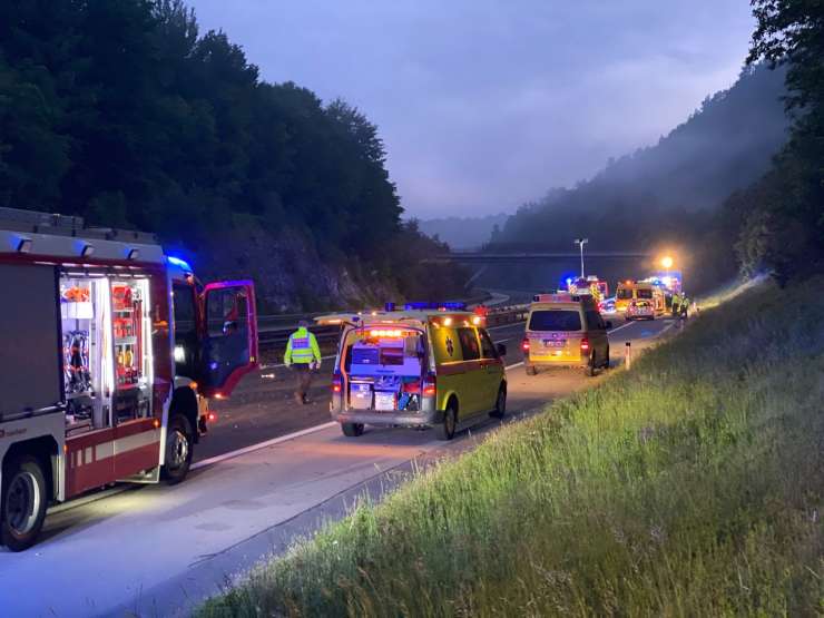 Huda nesreča na dolenjski avtocesti: 70-letnik je sredi noči vozil v nasprotni smeri