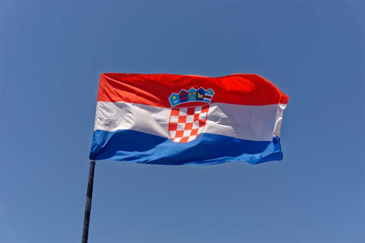 Hrvati zaskrbljeni: vse manj jih je, manjši je tudi delež katoličanov