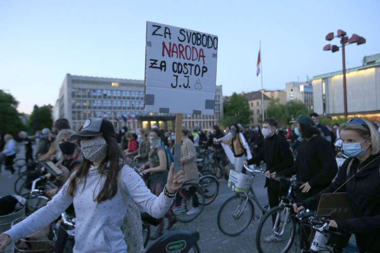 Maske padajo: kdo je v ozadju protestnikov kolesarjev