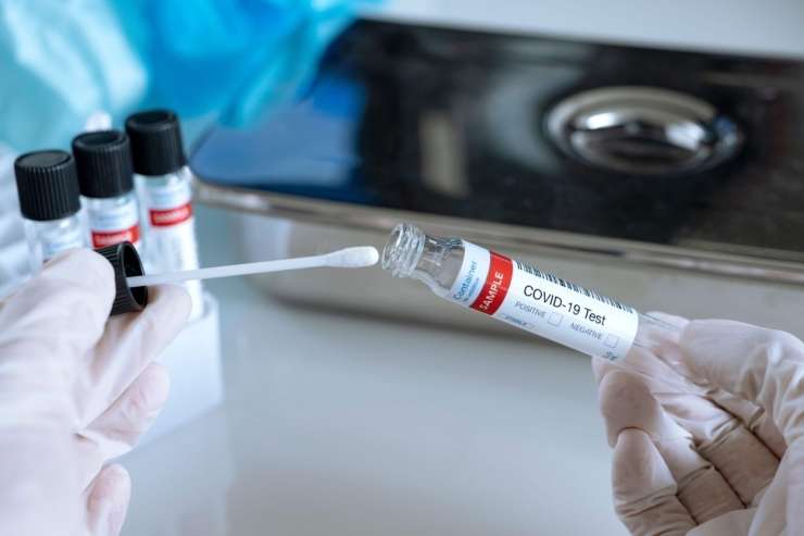 KORONAVIRUS: Včeraj 15 novih okužb, okužen tudi malček v vrtcu v Komendi