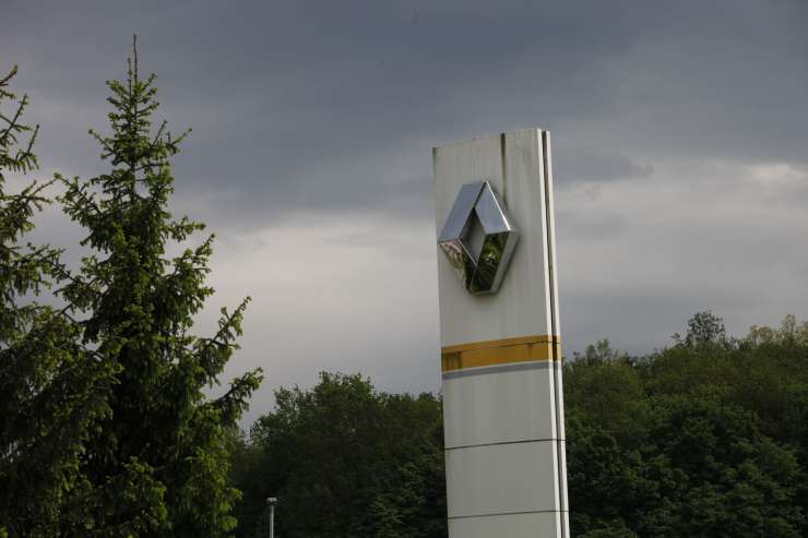 Renault bo razkril varčevalni program z odpuščanji in zaprtjem tovarn: kaj čaka Revoz?