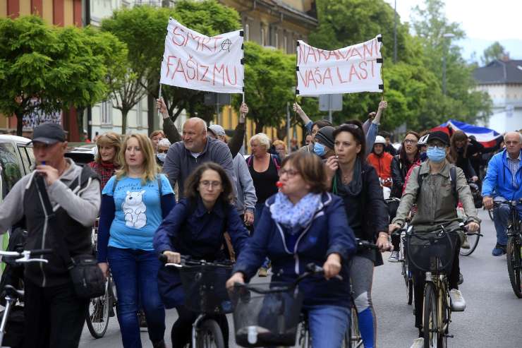 Nov petek, novi protesti na kolesih: protestniki tudi pred sedežem SDS na Trstenjakovi (FOTO)