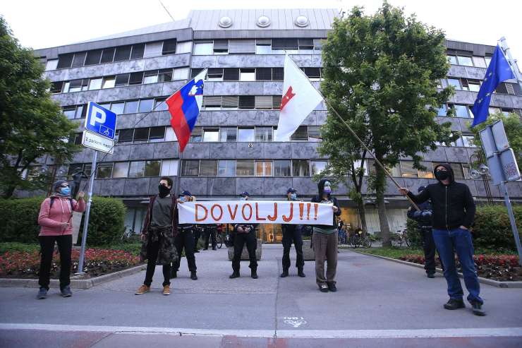 Ker je bil namesto Tarče na televiziji Janša, so šli nekateri kar protestirat pred Televizijo Slovenija