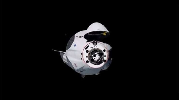 Kapsula Dragon je ameriška astronavta uspešno dostavila na ISS