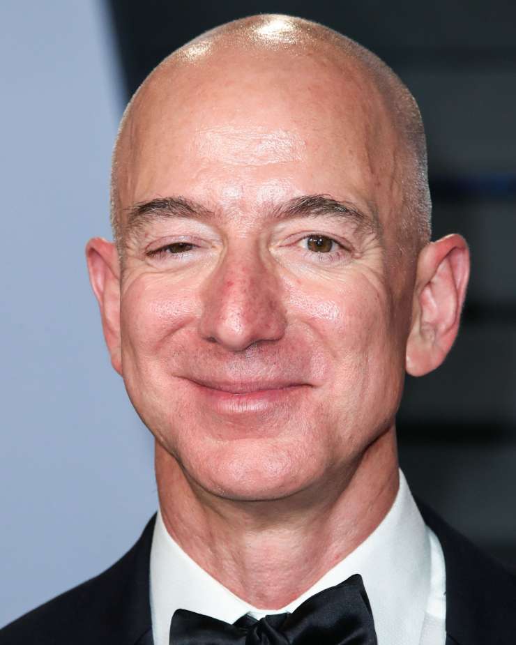 Jeffu Bezosu se smeji: Amazon je med pandemijo kar podvojil čisti dobiček