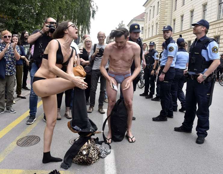 Kulturniški striptiz sredi Ljubljane: Vlada, poslušaj nas! (FOTO)