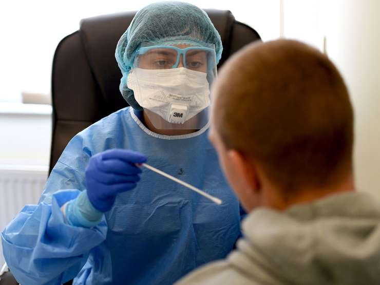 KORONAVIRUS: Včeraj 17 novih primerov okužb in ena smrtna žrtev