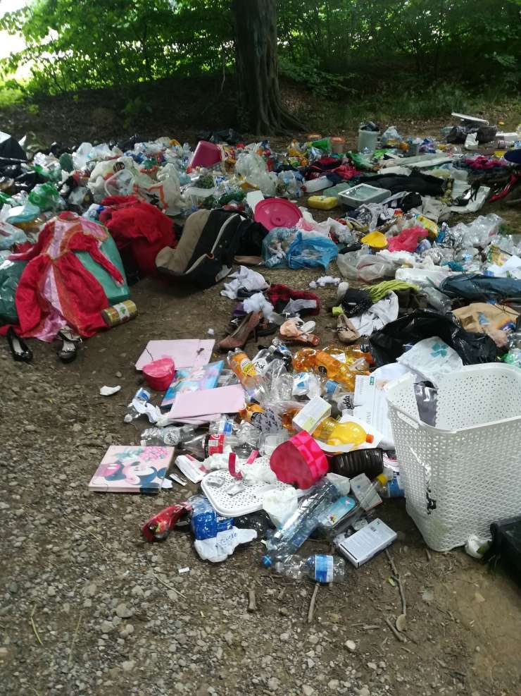 Mariborčana svinjala v Ptičjem gozdu: navozila sta goro odpadkov, tudi živalske ostanke (FOTO)