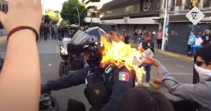 Grozljivo: psihopatski protestnik je policista kar zažgal (VIDEO)