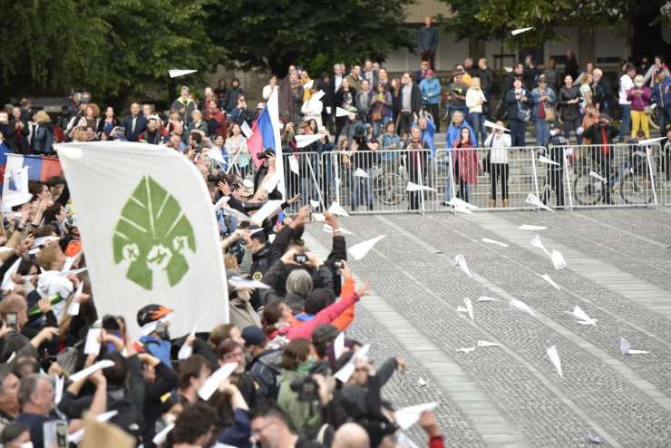 Protestni petek: s pisanjem po asfaltu in papirnatimi aviončki proti Janševi vladi (FOTO)