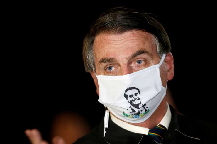 Bolsonaru grozijo s tožbo, ker si je kljub okužbi s koronavirusum pred novinarji snel masko