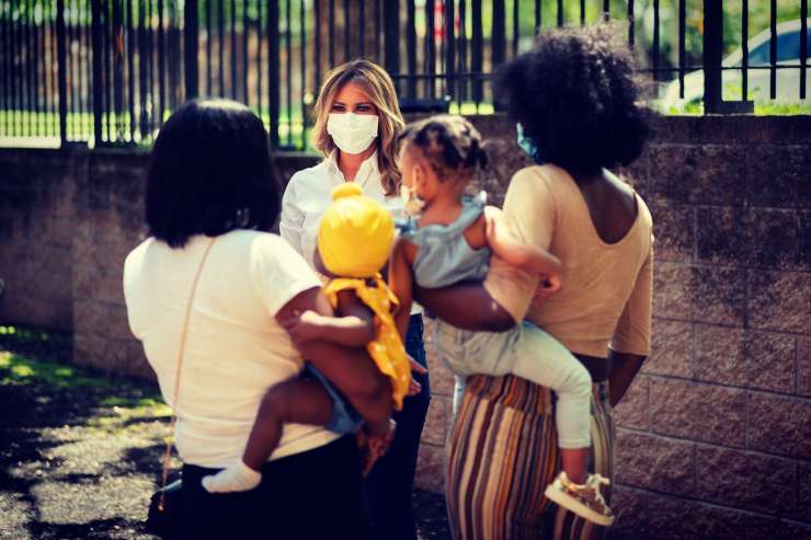 Melania z masko je materam samohranilkam prinesla hrano in izdelke svoje kampanje Be Best