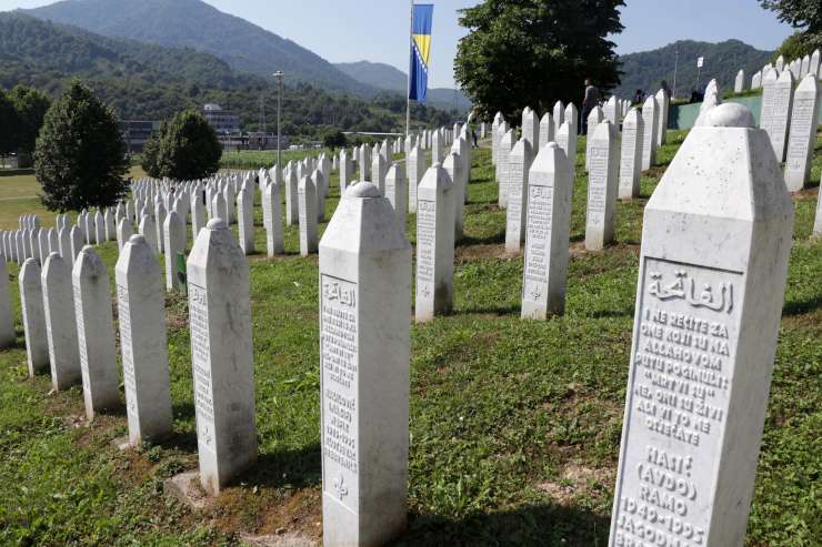 Obletnica genocida v Srebrenici: pokop še 30 žrtev