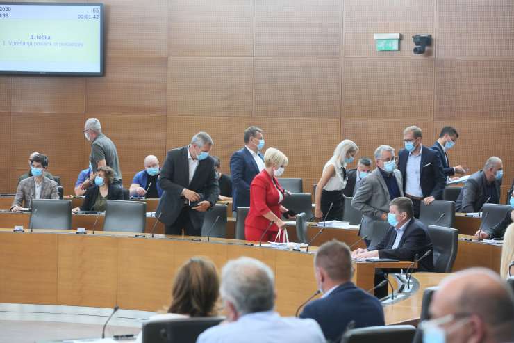 V DZ je zavrelo: ker se Janša ni opravičil za tvit o Srebrenici, so poslanci SD in Levice zapustili sejo (FOTO)
