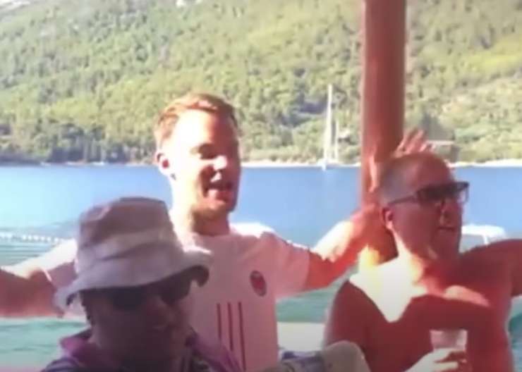 Slavni nemški vratar na Hrvaškem prešerno prepeval Thompsonovo pesem, zdaj se brani, da ni imel pojma, kaj poje (VIDEO)