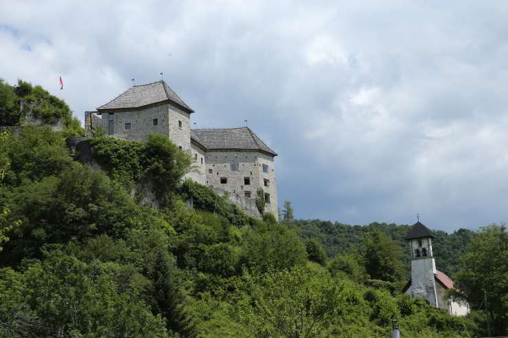 Grad nad Kolpo, ki je stoletja branil slovenske dežele