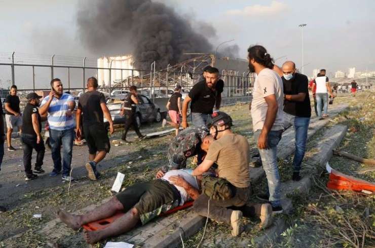 Zaradi eksplozij v Bejrutu prijetih 16 uslužbencev pristanišča