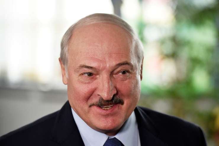 Lukašenko naj bi dobil 80 odstotkov glasov, izzivalka Tihanovska rezultatov ne priznava