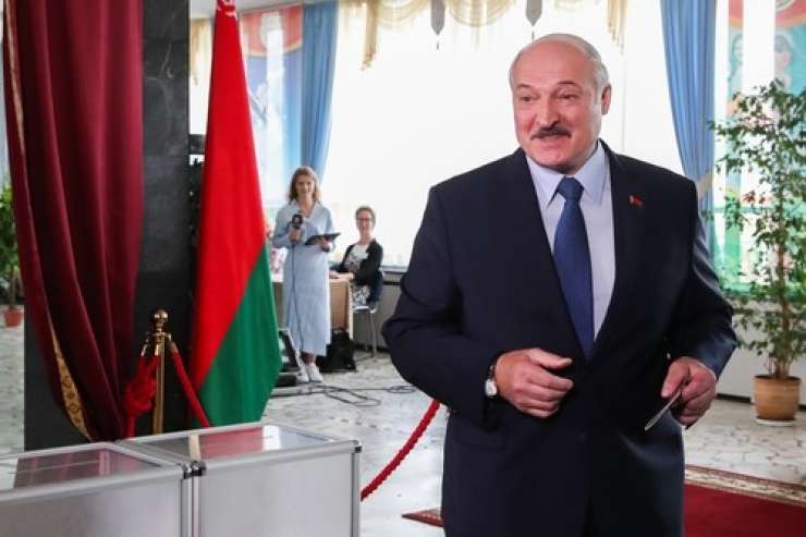 V Belorusiji vzporedne volitve kažejo na zmago Lukašenka, Tihanovska poraza ne priznava