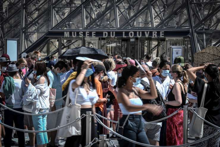 V Parizu so sredi vročinskega vala maske obvezne tudi na prostem