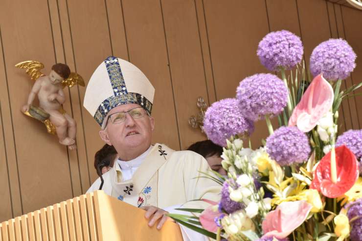 Nadškof Zore protestira zoper prepoved maše za domobrance: Gre za protipraven poseg v pravico do veroizpovedi