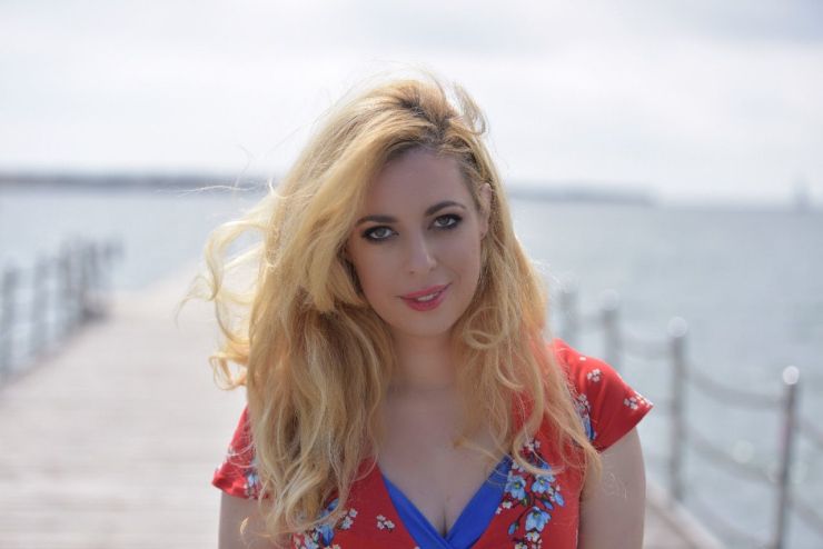 Televizijka Ana Tavčar presenetila s prvo pesmijo.