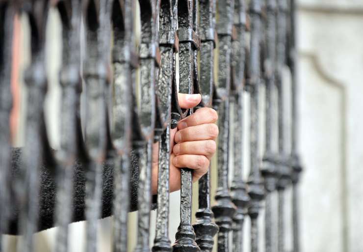 Slovenski zapori pokajo po šivih