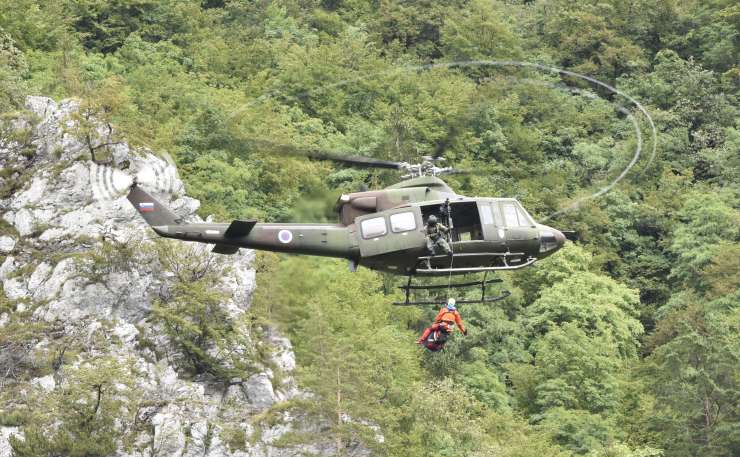Zahtevno reševanje s koče na Doliču: helikopter ni mogel pristati