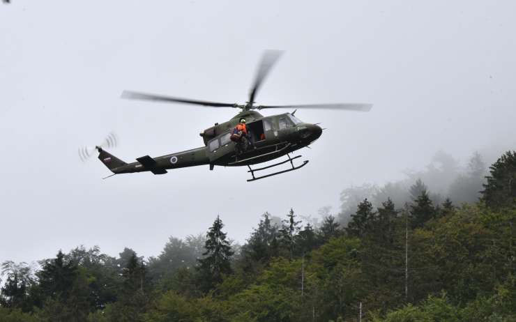 Katastrofa: ponesrečenec z odprtim zlomom nad Ajdovščino več ur zaman čakal na reševalni helikopter, v dolino so ga odnesli z nosili