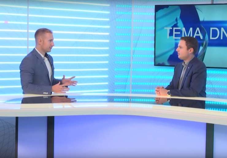Sramota! Tako nizkotno je bodoči voditelj Odmevov Luka Svetina vodil svoje oddaje na strankarski televiziji Nova24TV (VIDEO)