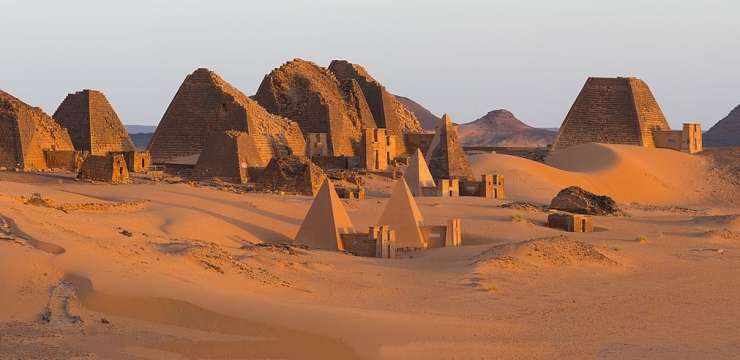 Narasli Nil ogroža starodavne piramide v Sudanu