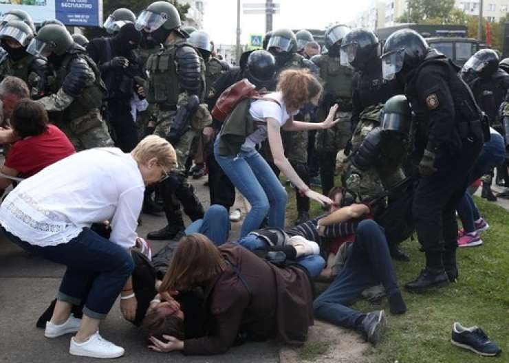 Na protestu žensk v Minsku je Lukašenkova policija aretirala več kot 200 protestnic