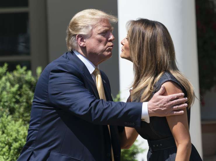 Donaldov zadnji poljub z Melanio: Trump se je bal, da srečanja s Kimom ne bo preživel, zato je prvo damo poljubil v slovo