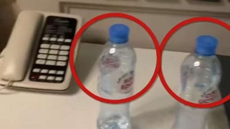 Navalnija naj bi zastrupili že v hotelu: na steklenici vode iz njegove sobe našli strup novičok