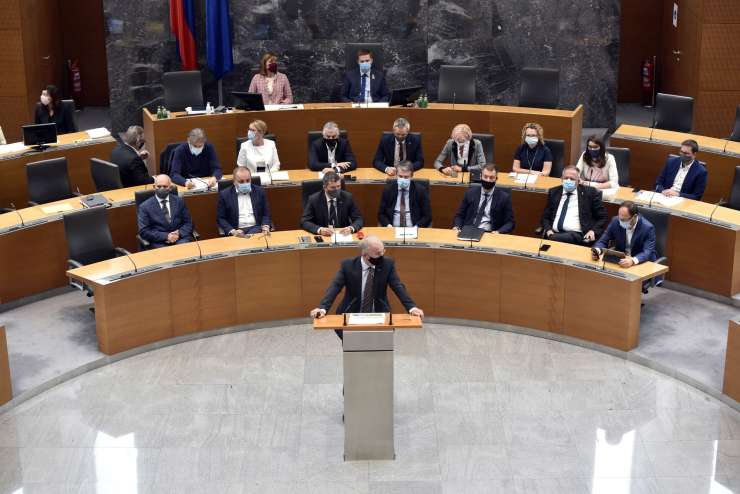 Zakaj nepreklicni odstopljenec Aleš Hojs ostaja minister