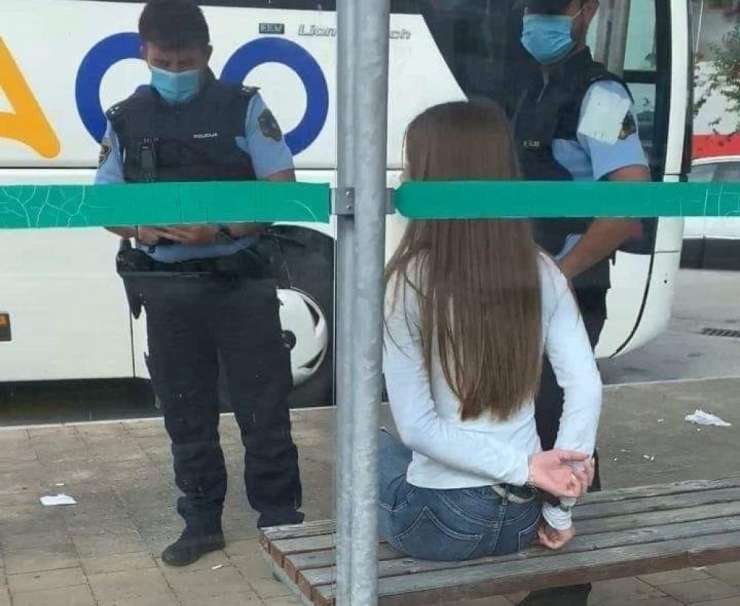 Policista z avtobusa zvlekla in vklenila najstnico, ki ni nosila maske: dekle naj bi se nesramno obnašalo, pravi policija (FOTO)