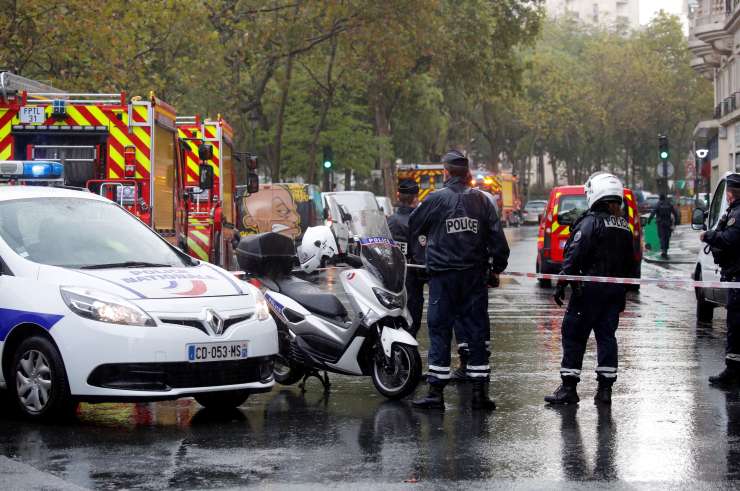 Napad z nožem blizu nekdanjih prostorov Charlie Hebdo, ranjenih več ljudi