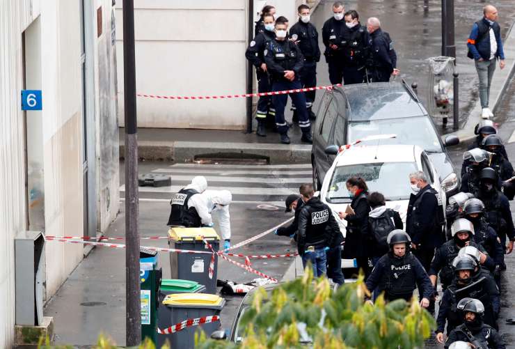 Terorista, ki je v Parizu z mesarskim nožem napadel ljudi, so razjezile karikature preroka Mohameda