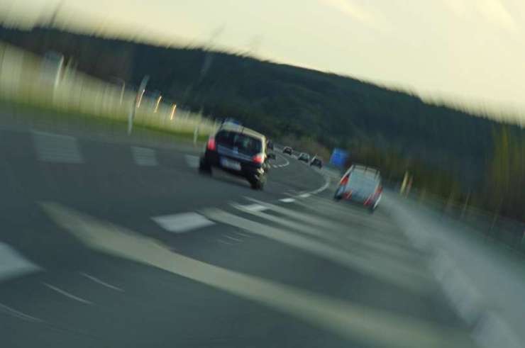 Smrtno nevaren manever na gorenjski avtocesti: voznik med Podtaborom in Naklim zapeljal v napačno smer