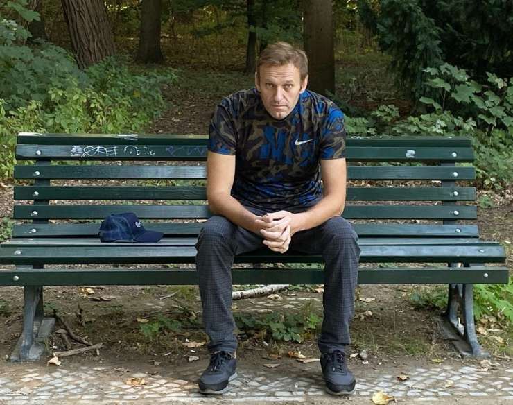 Merklova v "popolni tajnosti" obiskala Navalnega, ko se je zbudil iz kome