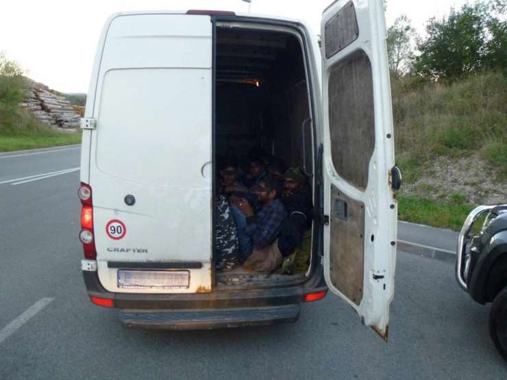 Pri prevozu migrantov zasačili pet tujcev