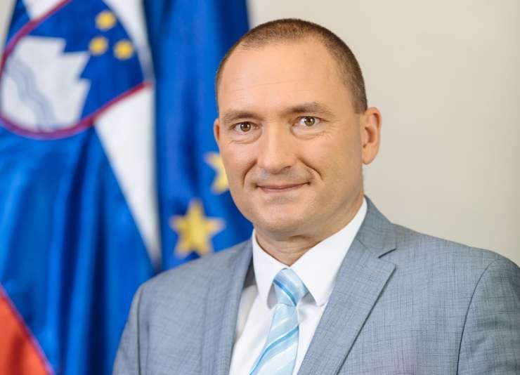 Minister Podgoršek družbi KŽK za več kot 200.000 evrov prodajal družinsko hišo