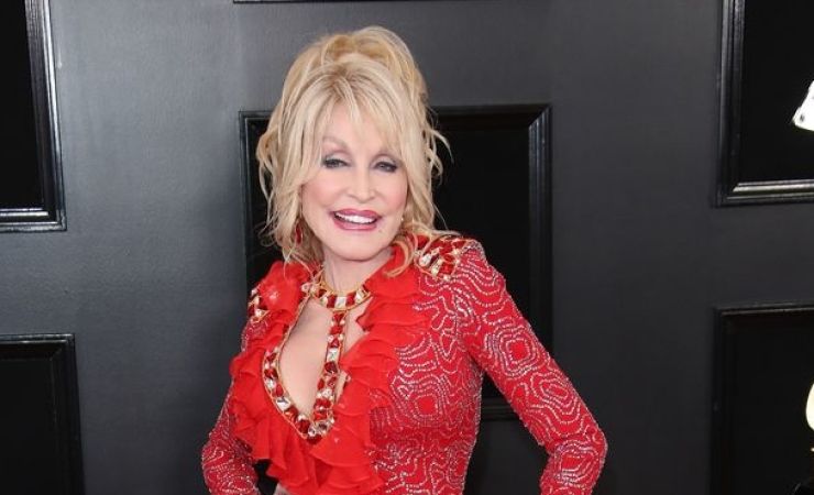 Dolly Parton bo na stara leta postala pisateljica - Vimarsana News