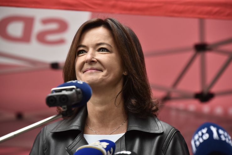 "Rdeča" Tanja Fajon vsa nostalgična ob rojstnem dnevu diktatorja Tita, poslanki SDS pa je bilo zaradi čakanja na soncu slabo - Vimarsana News