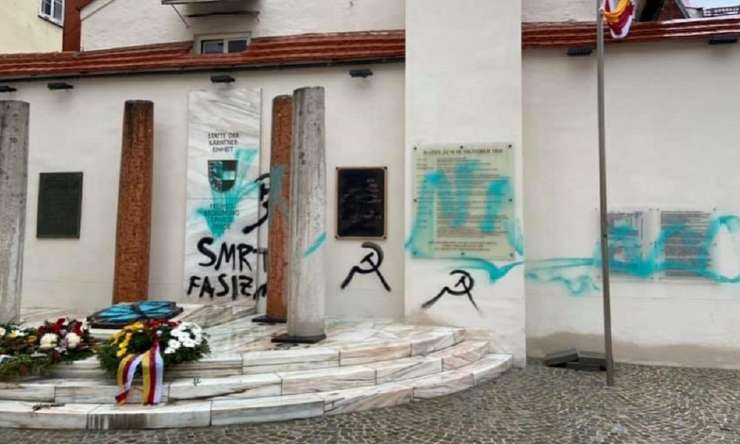 Skrajneži so v Celovcu oskrunili spomenik koroški enotnosti: pomazali so ga z barvo in napisom "Smrt fašizmu"