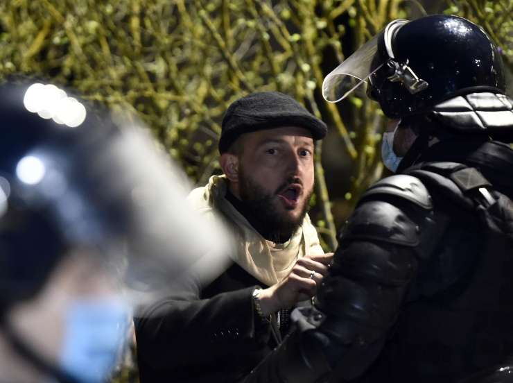 Incident na protestu: raper Zlatko se je spravil na snemalca Nova24TV in mu skušal iz rok iztrgati kamero (VIDEO)