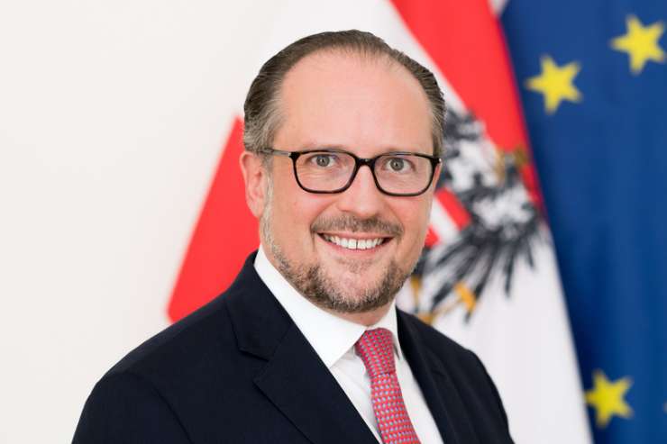 Avstrijski zunanji minister je pozitiven; okužil naj bi se na zasedanju ministrov EU, ki se ga je udeležil tudi Anže Logar