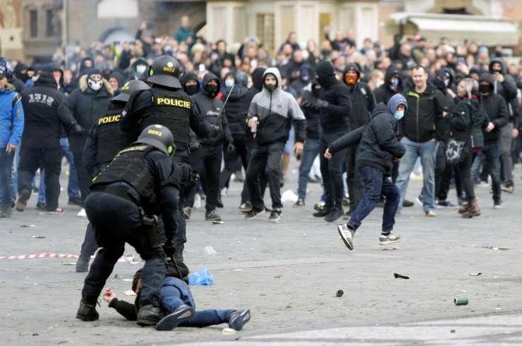 Policija v Pragi s solzivcem in vodnim topom proti protestnikom, ki nasprotujejo ukrepom za zajezitev covida-19 (VIDEO)
