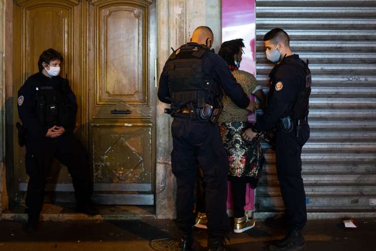 Pred začetkom policijske ure so si Parižani in Londončani dali duška, vzdušje kot na silvestrovo in pijanski protesti
